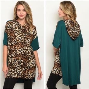 🦋size large hunter green animal print hooded top